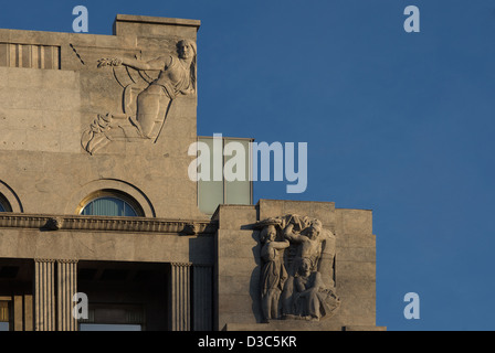 Madrid, Spanien, Wandreliefs in den Art-Déco-Gebäuden auf einem an der Gran Via Stockfoto