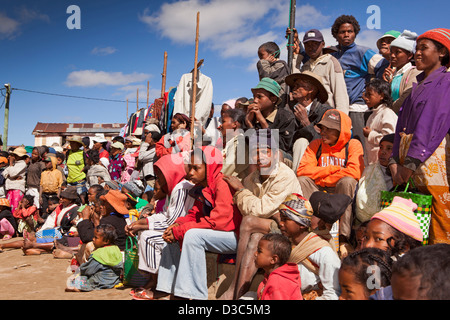 Madagaskar, Ambositra, Sandrandahy, Landwirtschaft Ausbildung Tanz Performance Publikum Stockfoto