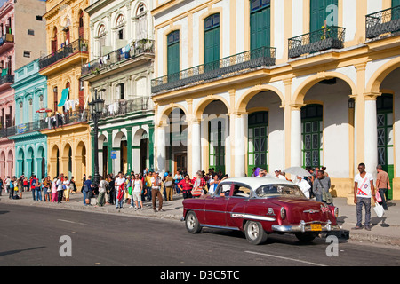 Alten 1950er Jahre amerikanische Oldtimer / reißen Tank auf der Prado Avenue / Paseo del Prado in Havanna, Kuba, Karibik Stockfoto
