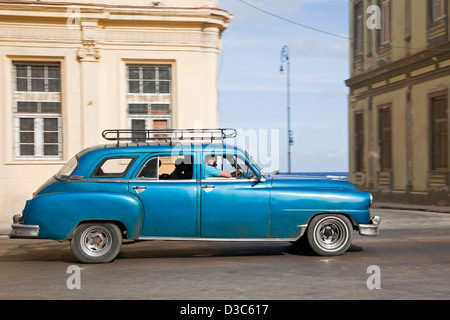 Alten 1950er Jahre amerikanische Oldtimer blau / reißen Tank in Havanna, Kuba, Karibik Stockfoto