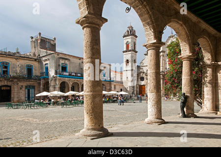 Statue von Antonio Gades am Palacio de Lombillo, Plaza De La Catedral / Domplatz in Alt-Havanna / La Habana Vieja, Kuba Stockfoto