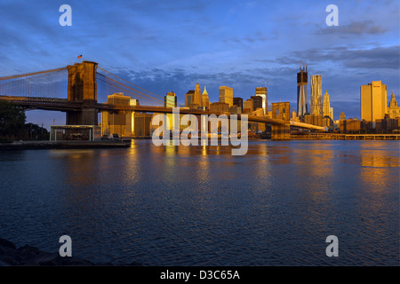 Lower Manhattan Skyline aus Brooklyn im frühen Morgenlicht zeigt das neue World Trade Center, New York City. Stockfoto