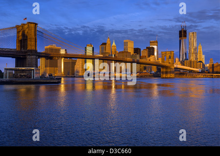 Lower Manhattan Skyline aus Brooklyn im frühen Morgenlicht zeigt das neue World Trade Center, New York City. Stockfoto