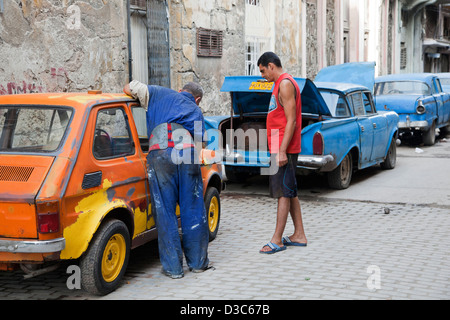 1950er Jahren amerikanische Oldtimer / reißen Tank und kubanischen Kfz-Mechaniker Reparatur alte Autos auf der Straße in Havanna, Kuba, Karibik Stockfoto