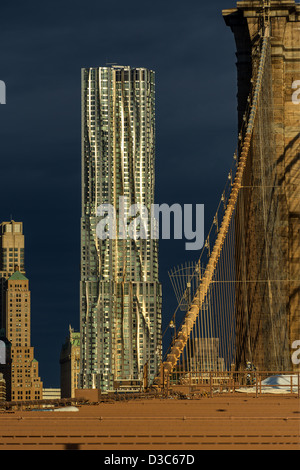 Die Gehry In New York City Appartementhaus, fotografiert von der Brooklyn Bridge Stockfoto