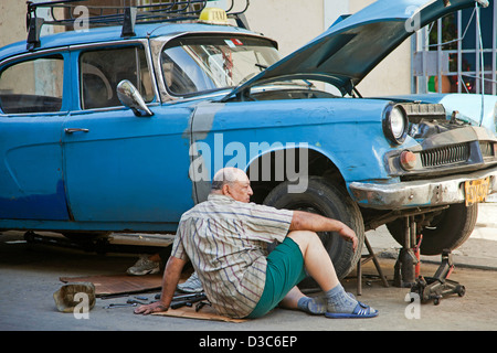 Kubanische Kfz-Mechaniker, die Reparatur der 1950er Jahre amerikanische Oldtimer / reißen Tank / taxi auf der Straße in Havanna, Kuba, Karibik Stockfoto