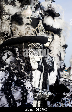 Traditionelle venezianische Masken getragen auf dem Karneval von Venedig in San Marco Platz Venedig Stockfoto