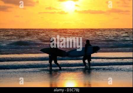 Silhouetten von drei Surfer im Abendrot. Kuta Beach. Bali Stockfoto