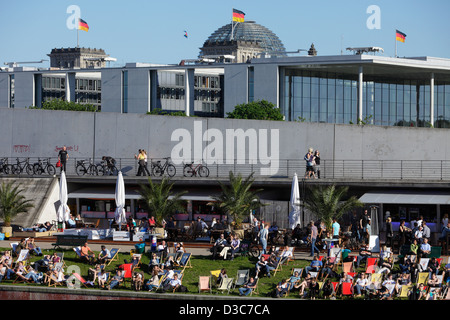 Berlin, Deutschland, Beach Bar Strand Hauptstadt, die Kuppel des Reichstags und das Paul-Loebe-Haus Stockfoto