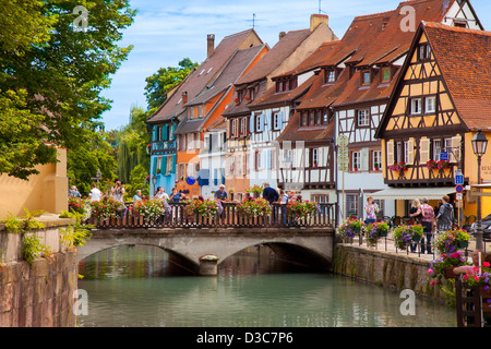 Touristen genießen die Petite Venise - entlang der Quai De La Poisonnerie in Colmar, Elsass, Frankreich Stockfoto