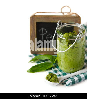 Traditionelle Pesto-Sauce in ein Glas und frischem Basilikum. Stockfoto