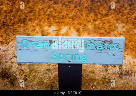 Melden Sie sich im Bereich Geothermie Grand Bildobjekte Spring im Yellowstone-Nationalpark, Wyoming, USA Stockfoto