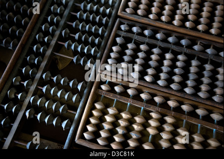Muster des alten traditionellen hölzernen Sorobans oder Abacus, das von Schülern zur Berechnung mathematischer Probleme in Japan verwendet wird. Stockfoto