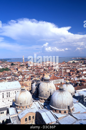 Blick über St. Markus Basilika Kuppeln und Castello zur Lagune von Campanile-Venedig-Venetien-Italien Stockfoto