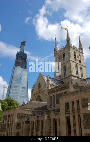 Southwark Cathedral und Wolkenkratzer im Bau in London, England Stockfoto