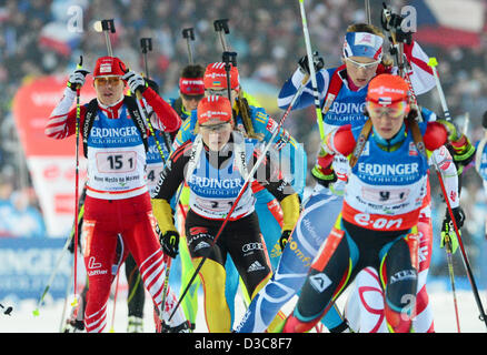 Franziska Hildebrand (Mitte) von Deutschland im Wettbewerb bei den Frauen 4 x 6-km-Staffel bei den Biathlon-Weltmeisterschaften 2013 in Nove Mesto, Tschechien, 15. Februar 2013. Foto: Martin Schutt/Dpa +++(c) Dpa - Bildfunk +++ Stockfoto