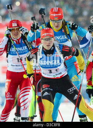 Franziska Hildebrand (Mitte) von Deutschland im Wettbewerb bei den Frauen 4 x 6-km-Staffel bei den Biathlon-Weltmeisterschaften 2013 in Nove Mesto, Tschechien, 15. Februar 2013. Foto: Martin Schutt/Dpa +++(c) Dpa - Bildfunk +++ Stockfoto