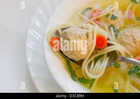 Hühnersuppe mit Frikadellen und Nudeln. Stockfoto