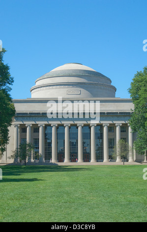 Massachusetts Institute of Technology Gebäude 10 und große Kuppel mit Blick auf Killian Gericht Stockfoto