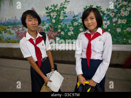 Zwei junge Pioniere-Mädchen In der U-Bahn, Pyongyang, Nordkorea Stockfoto