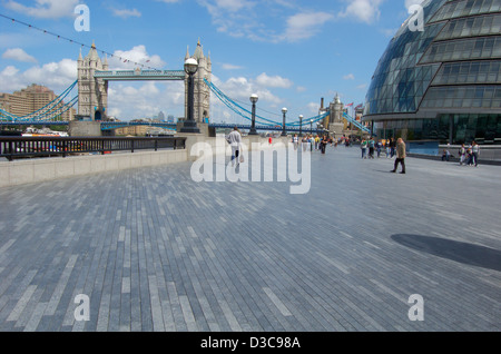 Die Tower Bridge und der South Bank in London, England. Editorial nur 21. Juni 2011 Stockfoto