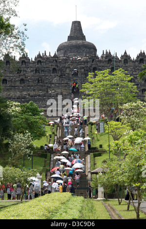 Eine Schar von Touristen steigen die Stufen zum buddhistischen Tempel Borobudur auf Java, Indonesien Stockfoto