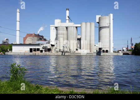 Berlin, Deutschland, Kraftwerk Klingenberg und Zementwerk in Berlin an der Spree Stockfoto