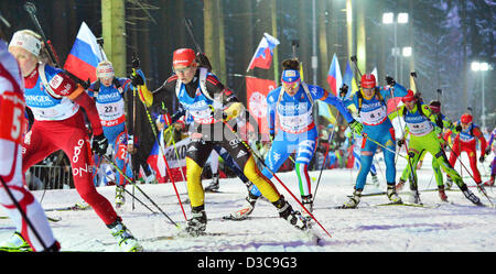 Franziska Hildebrand (Mitte) von Deutschland im Wettbewerb bei den Frauen 4 x 6-km-Staffel bei den Biathlon-Weltmeisterschaften 2013 in Nove Mesto, Tschechien, 15. Februar 2013. Foto: Martin Schutt/Dpa +++(c) Dpa - Bildfunk +++ Stockfoto