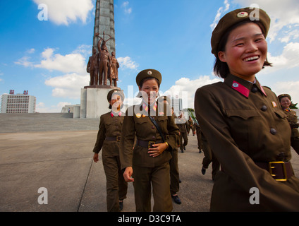 Lächelnde nordkoreanischen Soldatinnen im Turm der Juche-Ideologie, Pyongyang, Nordkorea Stockfoto