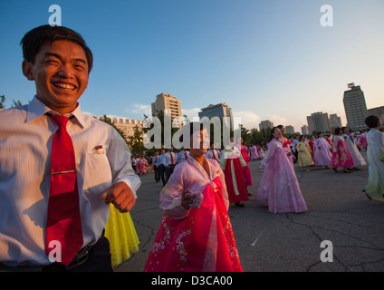 Nordkoreanische Schüler tun Ballroom Dance am 9. September, Pyongyang, Nordkorea Stockfoto