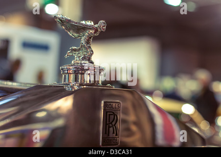 Logo-Rolls-Royce auf der Motorhaube eines Autos Stockfoto