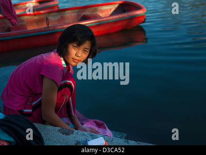 Kind, Wäsche bei Songdowon internationale Kinderlager, Wonsan, Nordkorea, Nordkorea Stockfoto