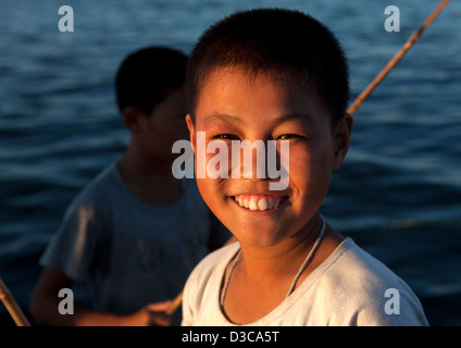 Kinder Angeln, Wonsan, Nordkorea Stockfoto