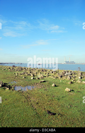 Ein Blick auf die Themse, Gravesend, Kent zeigt Tilbury Kraftwerk und Felsen in einem überfluteten Bereich im Vordergrund. Stockfoto