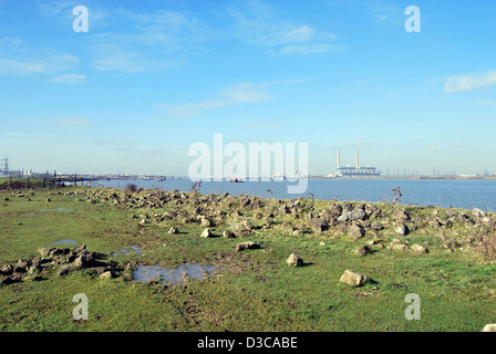 Ein Blick auf die Themse, Gravesend, Kent zeigt Tilbury Kraftwerk und Felsen in einem überfluteten Bereich im Vordergrund. Stockfoto