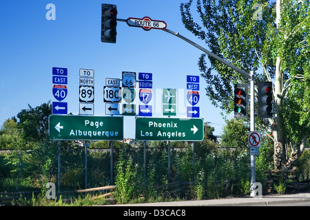 Verkehrszeichen auf der Route 66 in Flagstaff, Arizona, USA Stockfoto