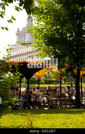 Bulgarien, Europa, Sofia, Stadtgarten, Restaurant im Freien vor dem ehemaligen Hauptquartier der kommunistischen Zentralkomitee Stockfoto