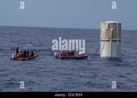 Die NASA-Rückgewinnungsschiffe Freedom Star und Liberty Star holen nach Space Shuttle-Missionen feste Raketenbooster aus dem Ozean zurück, um den Betrieb nach dem Start, die Sicherheit und die Wiederverwendung von Booster-Komponenten zu unterstützen. Stockfoto