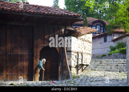 Bulgarien, Europa, Koprivshtitsa, Altstadt, Dimcho Debelianov Street, Kableshkov Haus im Hintergrund, alte Frau. Stockfoto