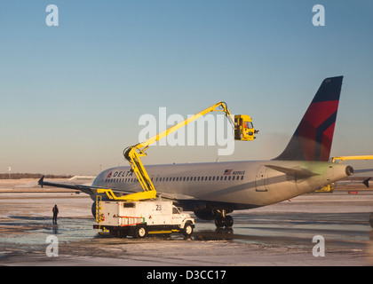 Detroit, Michigan - ein LKW-Sprays Enteisung Flüssigkeit im Delta Airlines Flugzeug vor einem Flug nach Detroit Metro Airport. Stockfoto