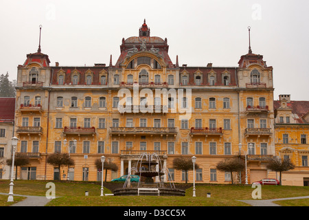 Goethe-Platz - Blick auf ehemaligen Spa Hotel Stadt Weimar / Kaukasus in Marianske Lazne (Marienbad-Spa), Tschechische Republik. Stockfoto