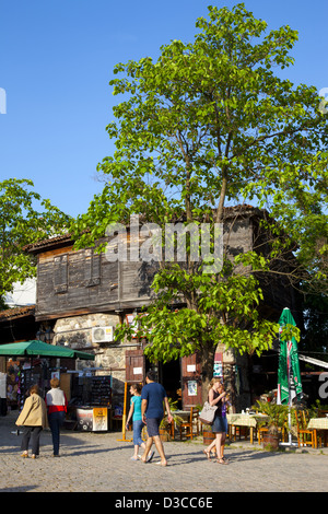 Bulgarien, Europa, Sozopol, mittelalterliche Stadt, Holzhäuser, Souvenirläden und Gebäude entlang Apolonia Straße. Stockfoto