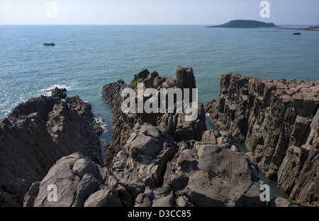 Sonnigen Tag Horizont Blick des Nihonkai oder Meer von Japan, von oben auf die schroffen, felsigen Küste von Tojinbo, Fukui, Japan Stockfoto