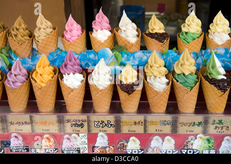 Ungewöhnliche, weiche Eiskegelaromen wie Tofu, Hokkaido Melone, Melone Azuki Bohne, Melone Matcha Tee, Matcha Tee mit Azuki Bohne im Shop in Japan. Stockfoto
