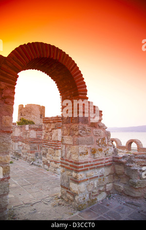 Bulgarien, Europa, Schwarzes Meer, Nessebar, Ruinen, Kirche St. Jungfrau Maria Eleusa, Basilika Heilige Mutter Eleusa, Sonnenuntergang. Stockfoto