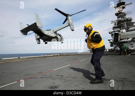 US Navy MV-22 Osprey ausziehen aus dem Flugdeck der amphibischen Angriff Schiff USS Kearsarge als ein Royal Navy Luftaufbereitungsanlage 14. Februar 2013 in den Atlantischen Ozean steht. Die Kearsarge partizipiert an einem gemeinsamen Training mit Seglern aus dem Vereinigten Königreich. Stockfoto