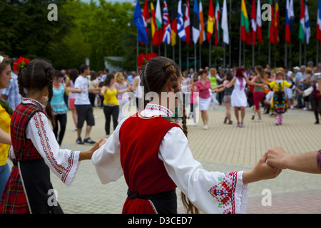 Bulgarien, Europa, Kazanlak, Blume Festzug, Mädchen tanzen In ihren traditionellen Trachten. Stockfoto