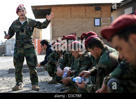 Eine afghanische Armee-Kommando-Zug-Sergeant Slips Soldaten vor Trainingsübungen 11.Februar, 2-13 Übungen in Bihsud Bezirk von Nangarhar Provinz, Afghanistan, 11. Februar 2013. US-Truppen sollen bis 2014 zurückzuziehen, während die Übergabe an die afghanischen Truppen weiter. Stockfoto