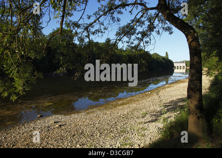Frankreich, Loire-Tal, Indre - Et - Loire, Chenonceaux, Chateau De Chenonceau Spanning Cher River, Parkland. Stockfoto