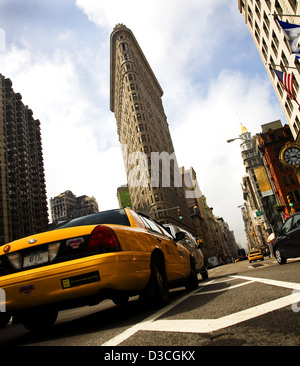 Flat Iron Building mit Yellow Cab im Vordergrund, New York, Usa Stockfoto
